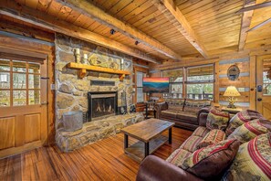 Smart TV, fireplace, video games, table football - Remodeled True Log Cabin| A+ location <2M DT + Ober| Hot Tub| Firepit| Gameroom (Gatlinburg)