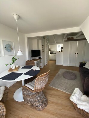 Unclassified image, 4 of 12, button