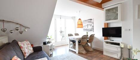 Fernseher, DVD-Player, Stereoanlage