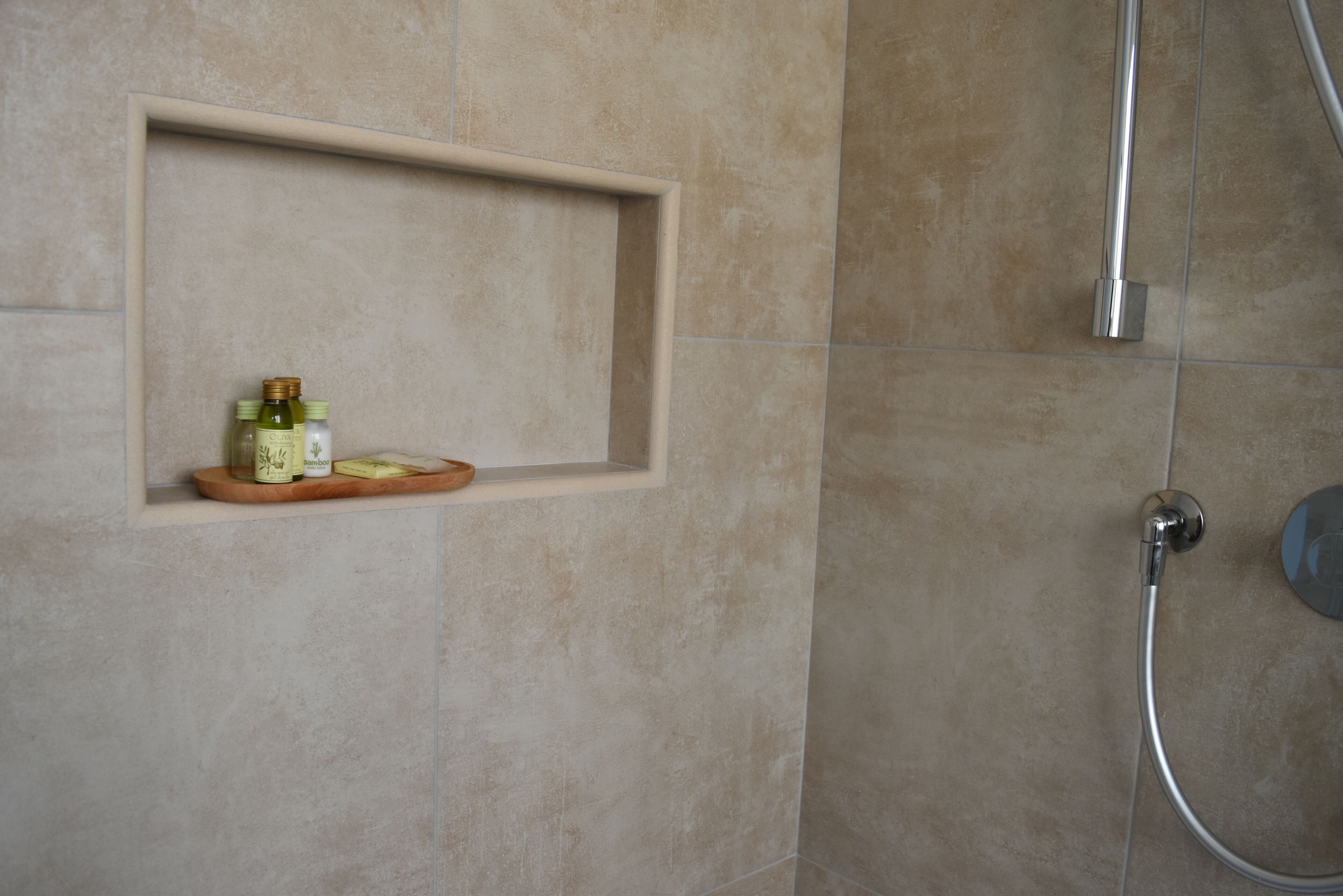 Deluxe-Zimmer, Stadtblick | Badezimmer | Dusche, Regendusche, Haartrockner, Bademäntel