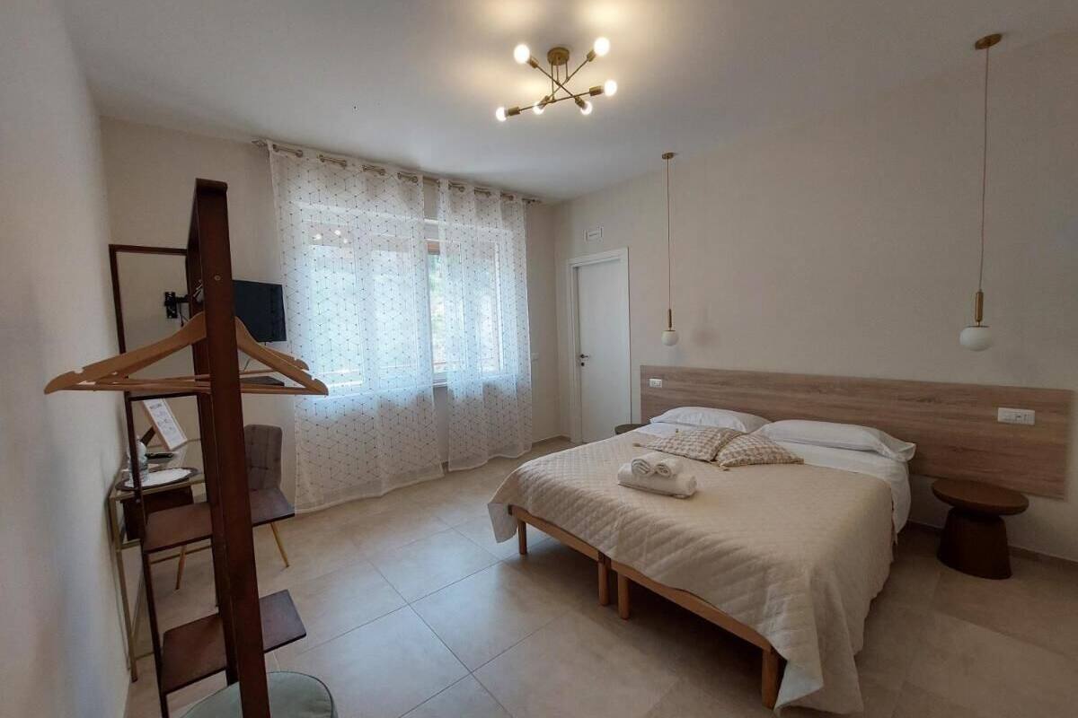 Comfort Room, City View | Premium bedding, down duvets, memory-foam beds, individually decorated
