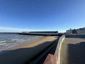 Apartment | Beach - Modern 2bed Overlooking the Sea in Walton (Walton on the Naze)