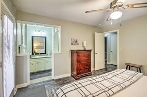 3 quartos, ferros/tábuas de passar roupa, berço de viagem