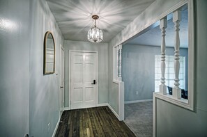 Interior - *King* Bed In Heart of City Close to the Reservoir (Jackson)