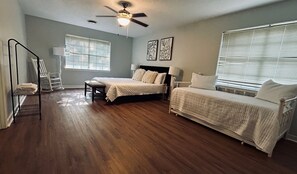 3 bedrooms, desk, iron/ironing board, free WiFi