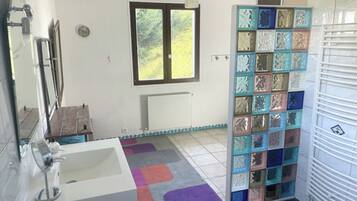 Sèche-cheveux, serviettes fournies, savon, shampoing