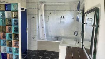 Sèche-cheveux, serviettes fournies, savon, shampoing