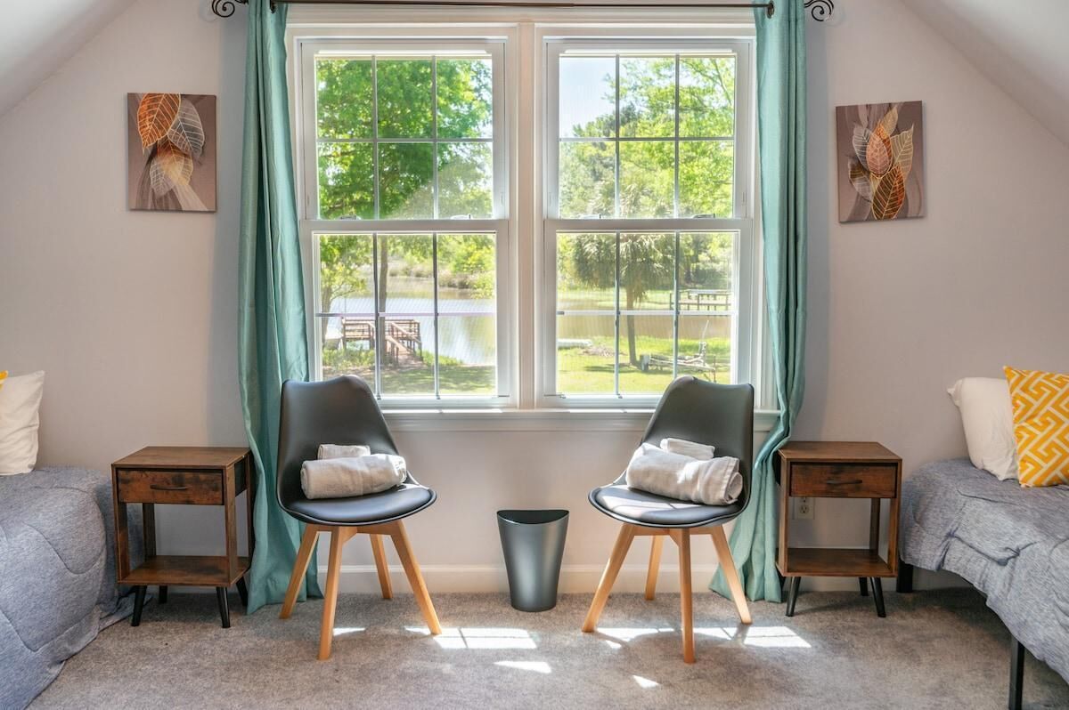 4 bedrooms, iron/ironing board, internet, bed sheets