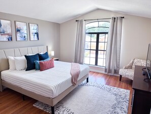 6 habitaciones, tabla de planchar con plancha, wifi y ropa de cama