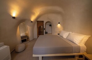 King Suite with Spa bath | Caja de seguridad en la habitación y insonorización