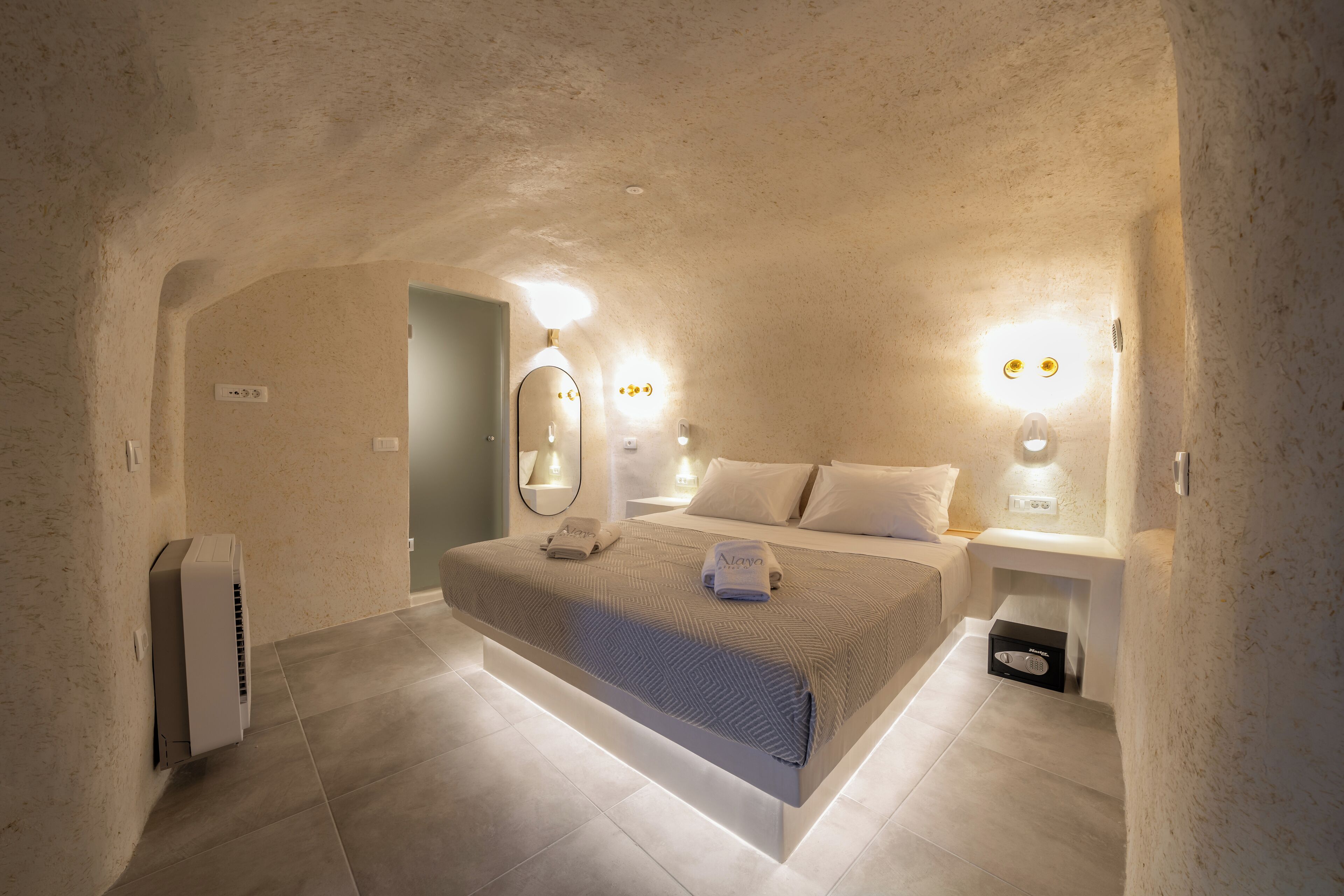 Deluxe Suite with Spa bath | Caja de seguridad en la habitación y insonorización 