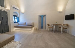 Queen Suite with spa bath | Living area