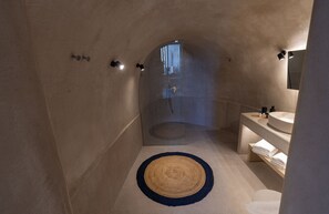 King Suite with Spa bath | Baño | Regadera, secadora de cabello, batas, pantuflas