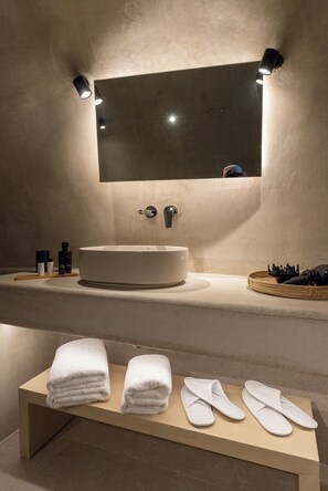 King Suite with Spa bath | Baño | Regadera, secadora de cabello, batas, pantuflas