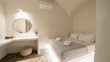 Queen Suite with spa bath | Una cassaforte in camera, insonorizzazione, ferro/asse da stiro