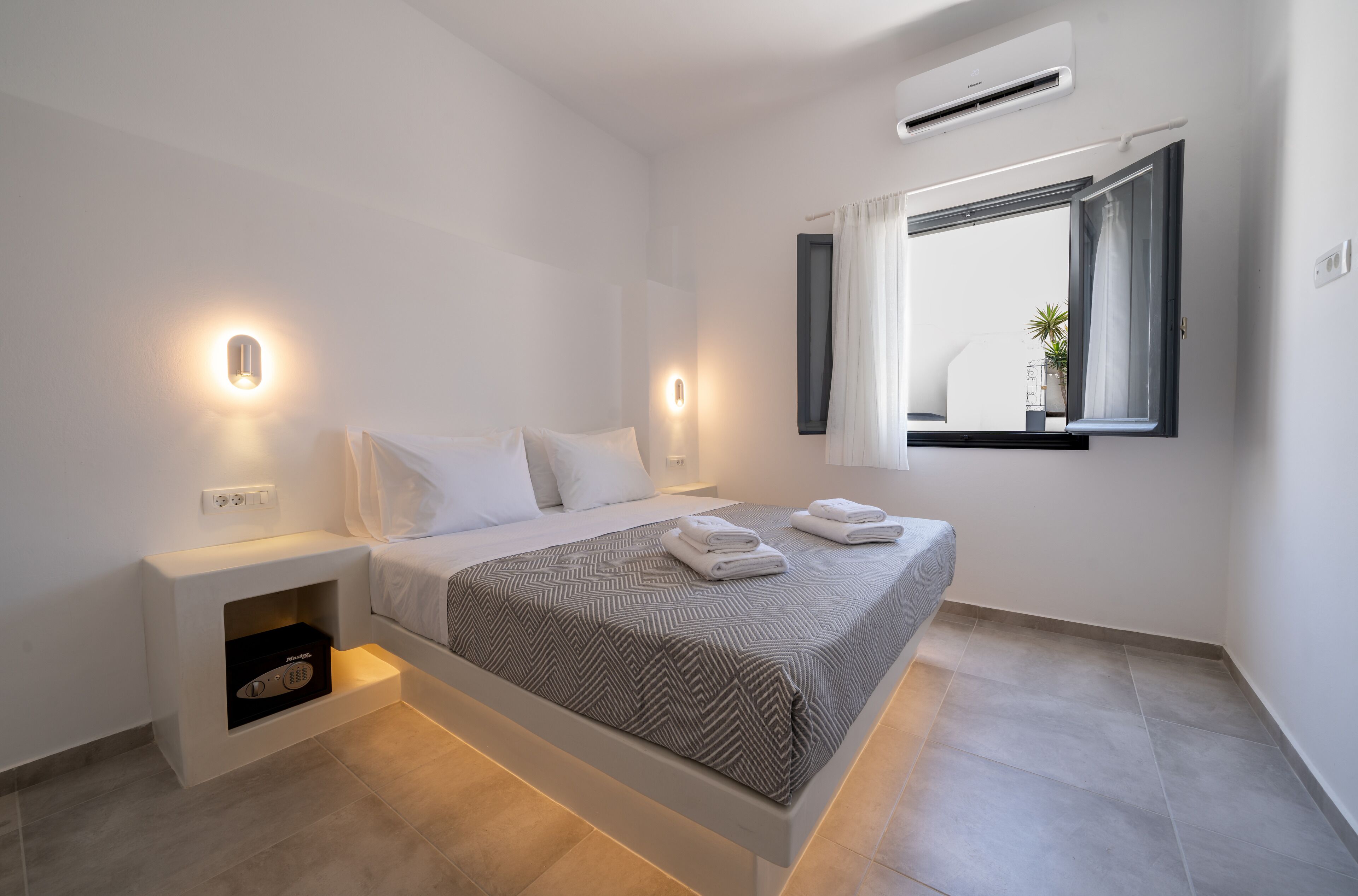 Suite with Terrace | Caja de seguridad en la habitación y insonorización 