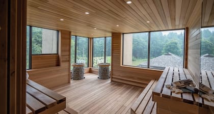 Nomi - 305 Queen Studio (Family Room)