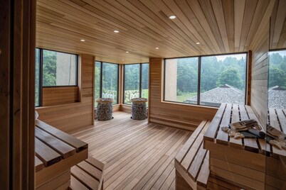 Nomi - 305 Queen Studio (Family Room)