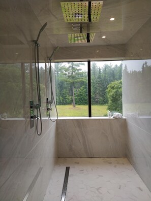 Een douche, een haardroger, handdoeken, zeep