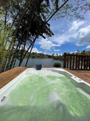 Bain à remous extérieur