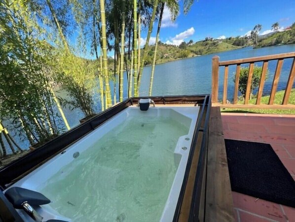 Baignoire à remous extérieure