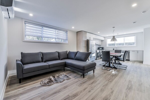 Living area - Condo Neuf 4 1/2 Près DE L'hôpital Charles-lemoyne (Longueuil)