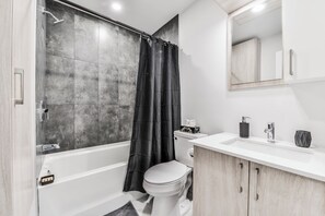 Towels, toilet paper - Condo Neuf 4 1/2 Près DE L'hôpital Charles-lemoyne (Longueuil)