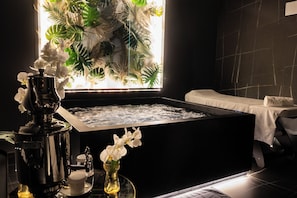Un sauna, una bañera de hidromasaje, baño turco, masajes