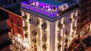 A hotel with a rooftop terrace, multiple floors, and a parking area. - Bra Hotel Bari (Bari)