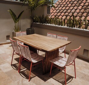 Outdoor dining - Casa Cascabel 1608, un oasis de diversión y tranquilidad en el barrio Getsemaní
 (Cartagena de Indias)