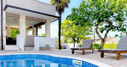 Luxury Mediterranean Villa: 5BR, 5BA, Pool, BBQ - Perfect for Big Groups!