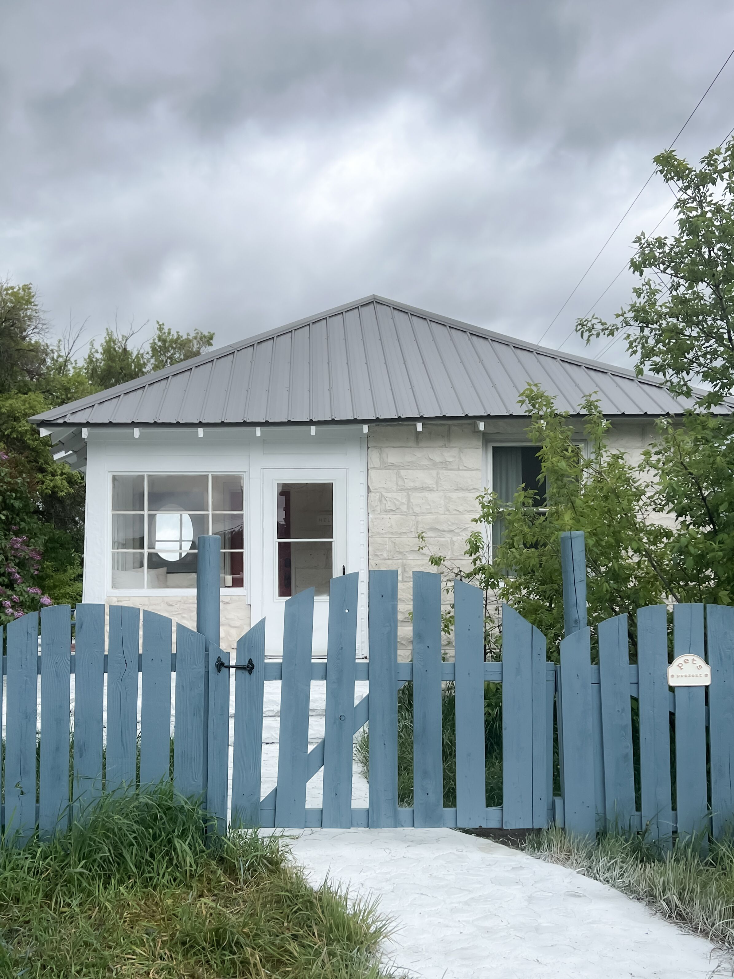 Cozy historic cottage, walk to town & close to trails. Pet friendly w/ yard!