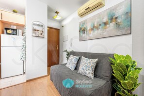 ファミリー アパートメント | リビング エリア | 40 インチの薄型テレビ (デジタル放送視聴可)