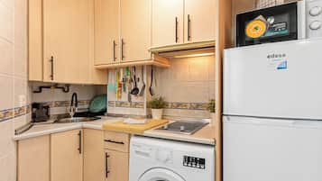 Apartamento família | Cozinha privada | Geladeira grande, micro-ondas, fogão, cooktop