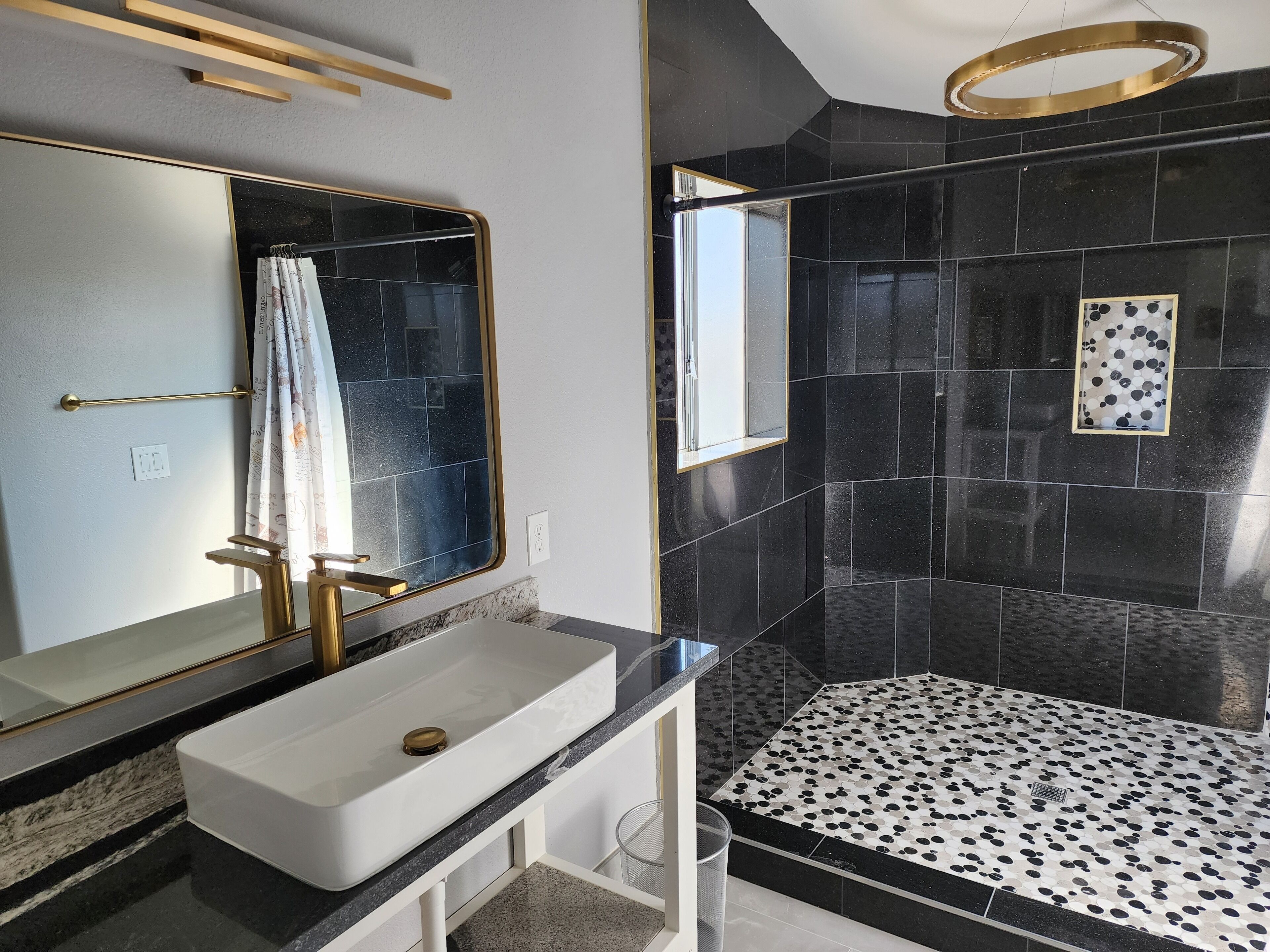 Douche, serviettes fournies, savon, papier toilette