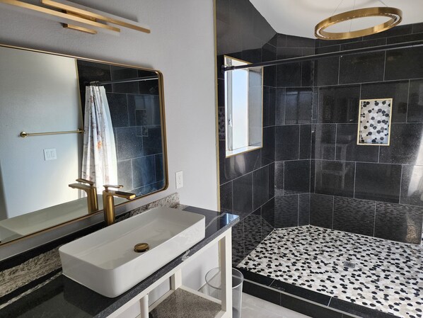Dusche, Handtücher, Seife, Toilettenpapier