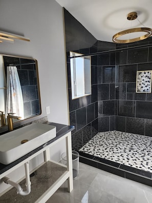Dusche, Handtücher, Seife, Toilettenpapier