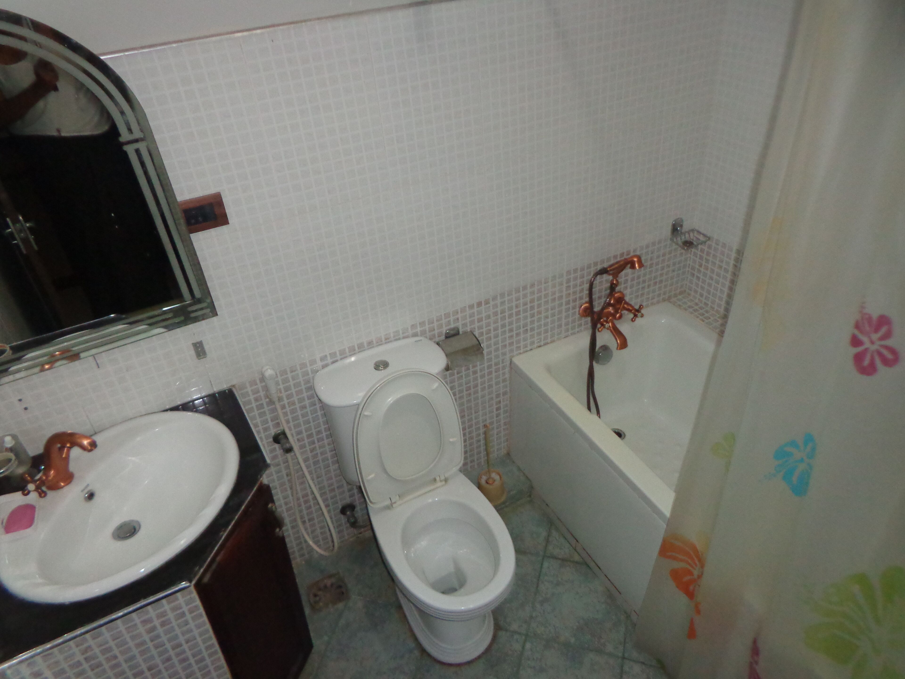 Douche, serviettes fournies, savon, shampoing