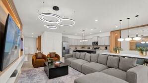 TV - 10 Bedrooms/ 8 Bathrooms/ Windsor Island (2286LC) (Davenport)