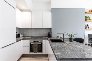 Fridge, oven, stovetop, dishwasher