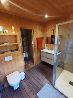 Een douche, een haardroger, handdoeken, zeep