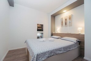 4 室のベッドルーム、セーフティボックス (室内)、アイロン / アイロン台、WiFi (無料)