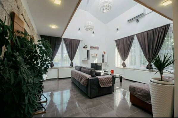 スマートテレビ、卓球台、書庫