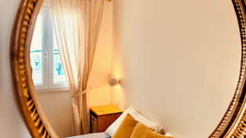 3 bedrooms, desk, iron/ironing board, travel crib