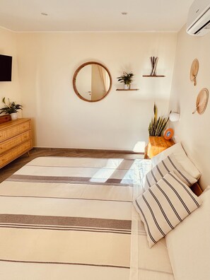 3 Schlafzimmer, Schreibtisch, Bügeleisen/Bügelbrett, Reisekinderbett