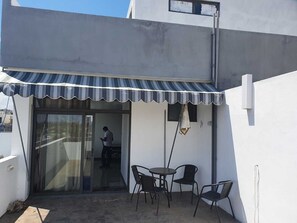 Outdoor dining - Peaceful and beautiful space to spend quality time
close to beach (Flic en Flac)