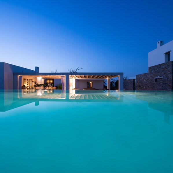 Outdoor pool - Villa MEL - Exclusive Residence in Paros (Paros)