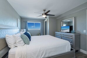Condo, várias camas, sacada, vista para o oceano (Mariner's Retreat) | 1 quarto, individualmente decorados, individualmente mobiliados