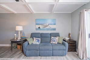 Leilighet, flere senger, balkong, havutsikt (Mariner's Retreat) | Oppholdsområde | En 42-tommers Flatskjerm-TV med digitale kanaler samt TV