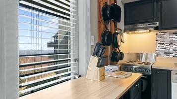 Condo, Plusieurs lits, balcon, vue sur la montagne (The Loft) | Cuisine privée | Cafetière-théière, réfrigérateur, four à micro-ondes, un four